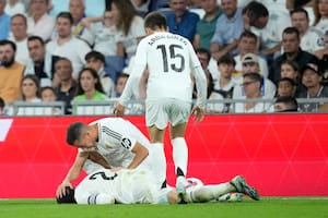 Lucas Vázquez trata de averiguar la condición de su compañero del Real Madrid, Dani Carvajal, quien se lastimó en el partido de La Liga ante el Villarreal, el sábado 5 de octubre de 2024. (AP Foto/Bernat Armangue)