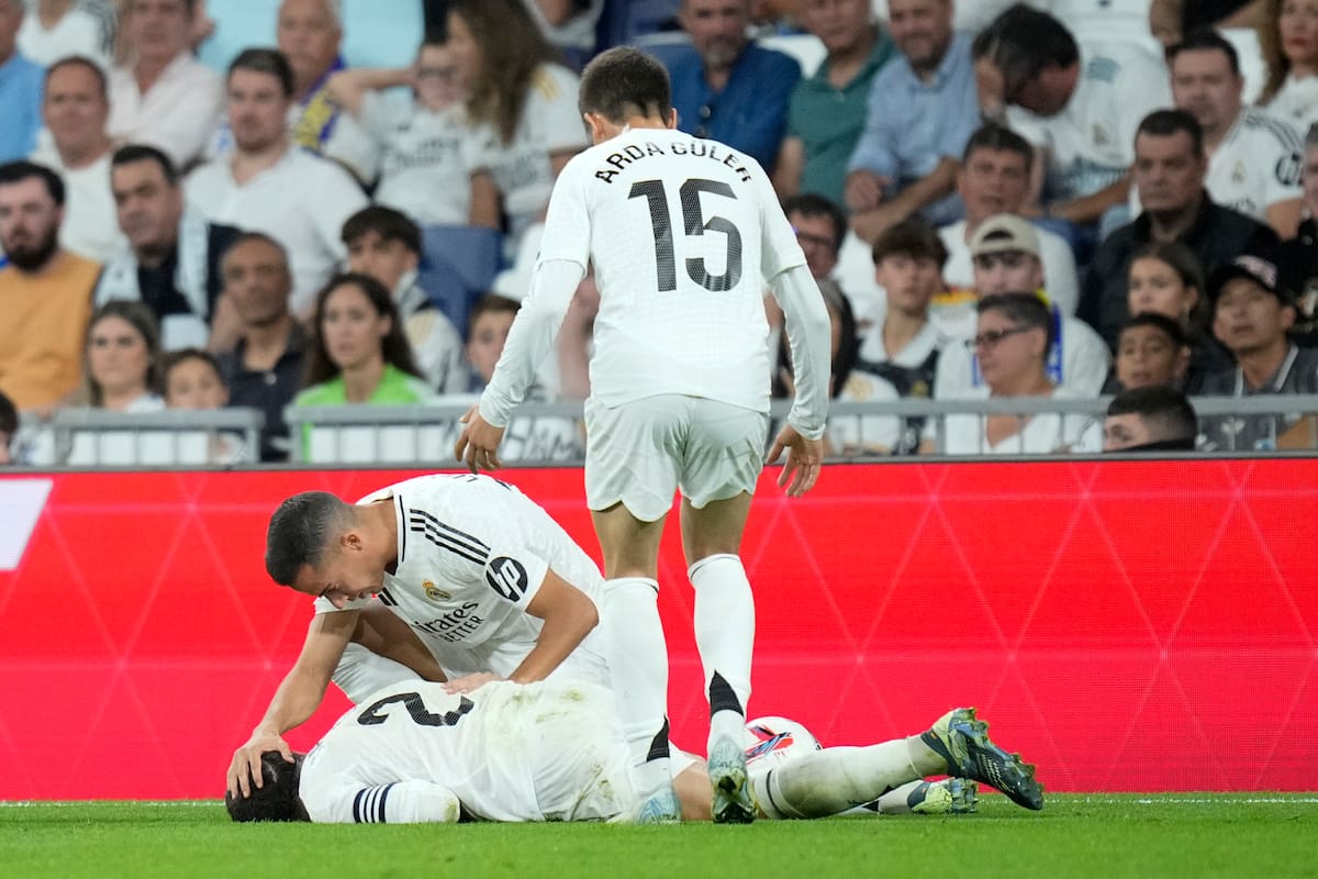 Lucas Vázquez trata de consolar a su compañero Dani Carvajal, quien sufrió una lesión de gravedad en el partido de La Liga ante el Villarreal