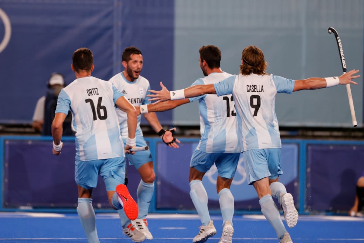 Lucas Vila celebra su gol, durante el partido de los Leones frente a Nueva Zelanda