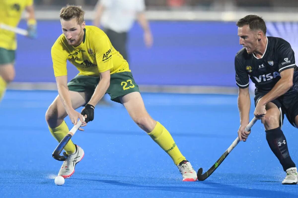 Lucas Vila de la Argentina marca a Guy Morgan, de Australia, en el partido de la segunda fecha del Mundial de Hockey 2023
