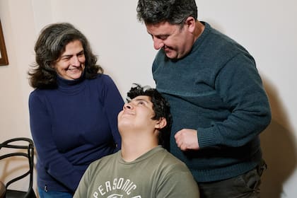Lucas y sus hermanos esperaron tres años para tener una familia