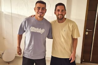 Messi se sacó una foto con una figura del fútbol argentino y dejó ver un detalle particular en la pared de su casa