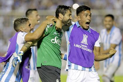 Lucchetti, en el centro del festejo de Atlético Tucumán