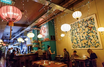 Luces cálidas, ambiente tropical y la cocina a la vista en Sunae Asian Cantina. Sebastián Pani