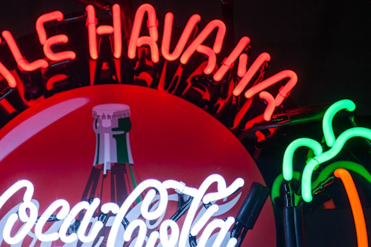 Artista cubana durante un show de CubaOcho.