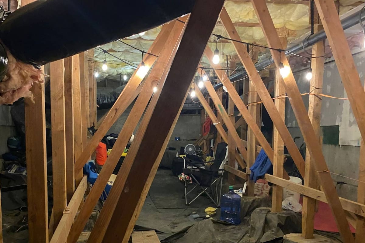 Luces, muebles y electrodomésticos, así era la casa oculta bajo un condominio de Oregon