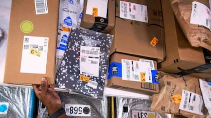 Luces rojas y verdes en el techo de las camionetas de reparto, manejadas por una herramienta de gestión, marcan qué paquetes se deben descargar en un domicilio y cuáles no, acelerando el proceso de reparto