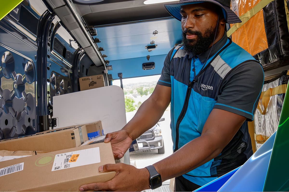 Luces rojas y verdes en el techo de las camionetas de reparto, manejadas por una herramienta de gestión, marcan qué paquetes se deben descargar en un domicilio y cuáles no, acelerando el proceso de reparto