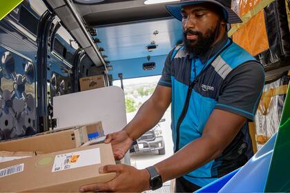Luces rojas y verdes en el techo de las camionetas de reparto, manejadas por una herramienta de gestión, marcan qué paquetes se deben descargar en un domicilio y cuáles no, acelerando el proceso de reparto