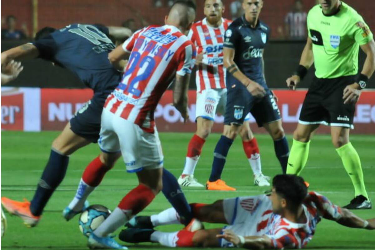 Lucha a fondo por la pelota en el estadio 15 de Abril.