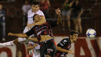 Lucha aérea en Parque de los Patricios; la pelota, lejos...