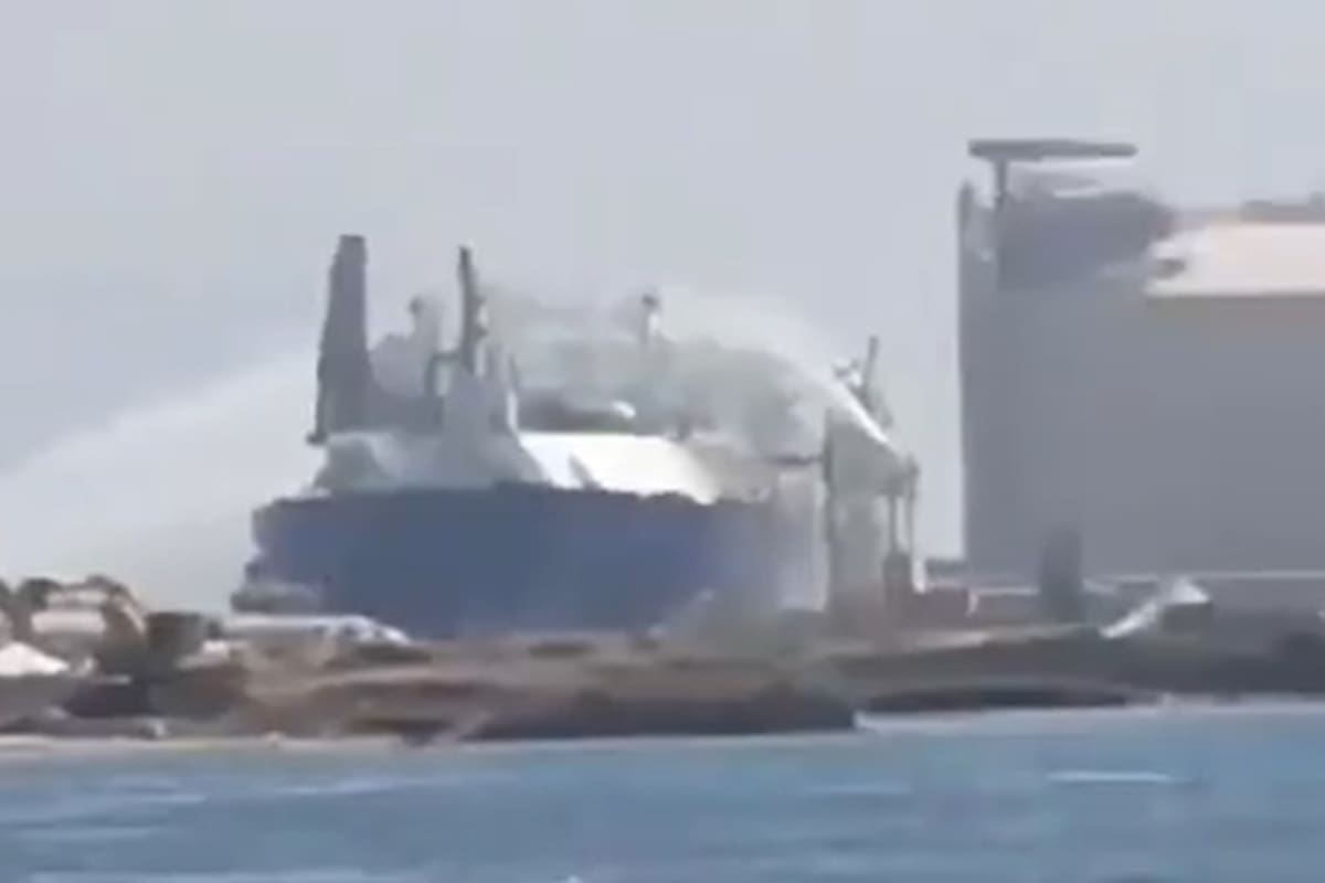 Lucha contra el incendio en el buque cisterna en el puerto de Damieta, Egipto