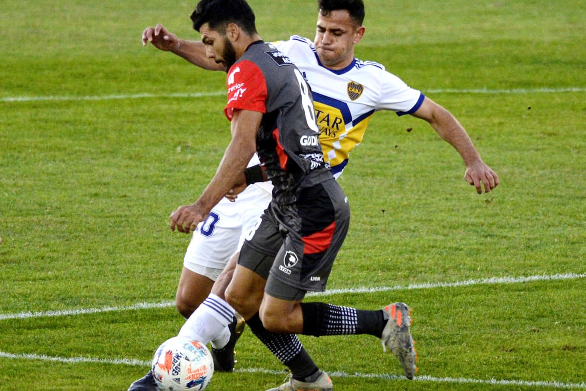 Lucha cuerpo a cuerpo entre Gonzalo Maroni y Gabriel Gudiño en Patronato vs Boca, por la Copa de la Liga Profesional; el volante xeneize desperdició otra oportunidad.