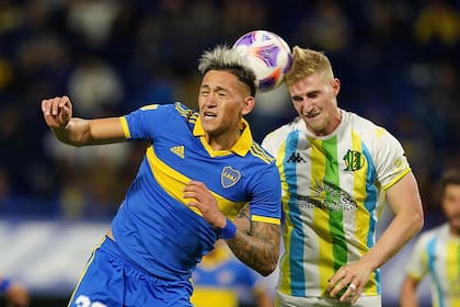 Lucha en lo alto entre Vázquez y Valentini, autor del gol de Aldosivi... pero cuyo pase le pertenece a Boca