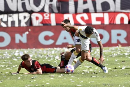 Lucha por la pelota en Rosario; Boca tropezó en el momento menos oportuno