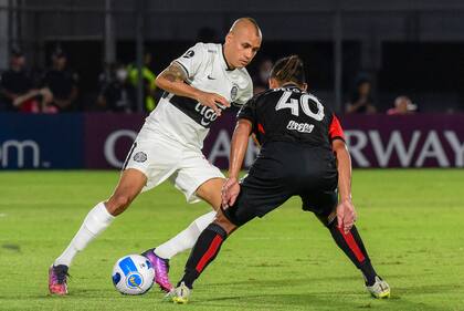 Lucha por la pelota entre Sergio Otalvaro, de Olimpia, y Rafael Delgado, de Colón, en el partido del jueves pasado en Asunción