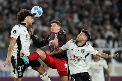 Lucha por la pelota: Falcón y César Fuentes doblegan en lo alto a Julián Álvarez