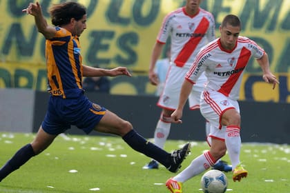 Ezequiel Cirigliano maneja el balón ante Reinaldo Alderete en un partido entre River y Rosario Central, por la primera B Nacional; el volante debutó en 2010 y fue una pieza destacada en el regreso de los millonarios a primera