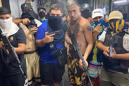 Lucho Cantero (con pañuelo blanco, a la izquierda) expuso su armamento en un video del trapero Zaramay