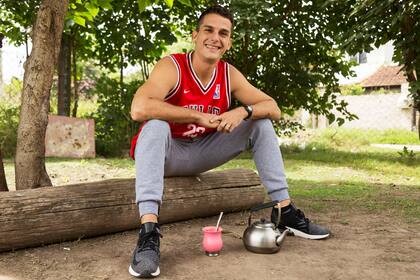 Lucho, en el jardín de la casa en la que vive con su novia, en Moreno