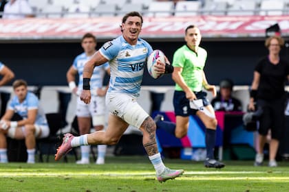 Lucho González anotó un gran try, fiel a su estilo a pura potencia