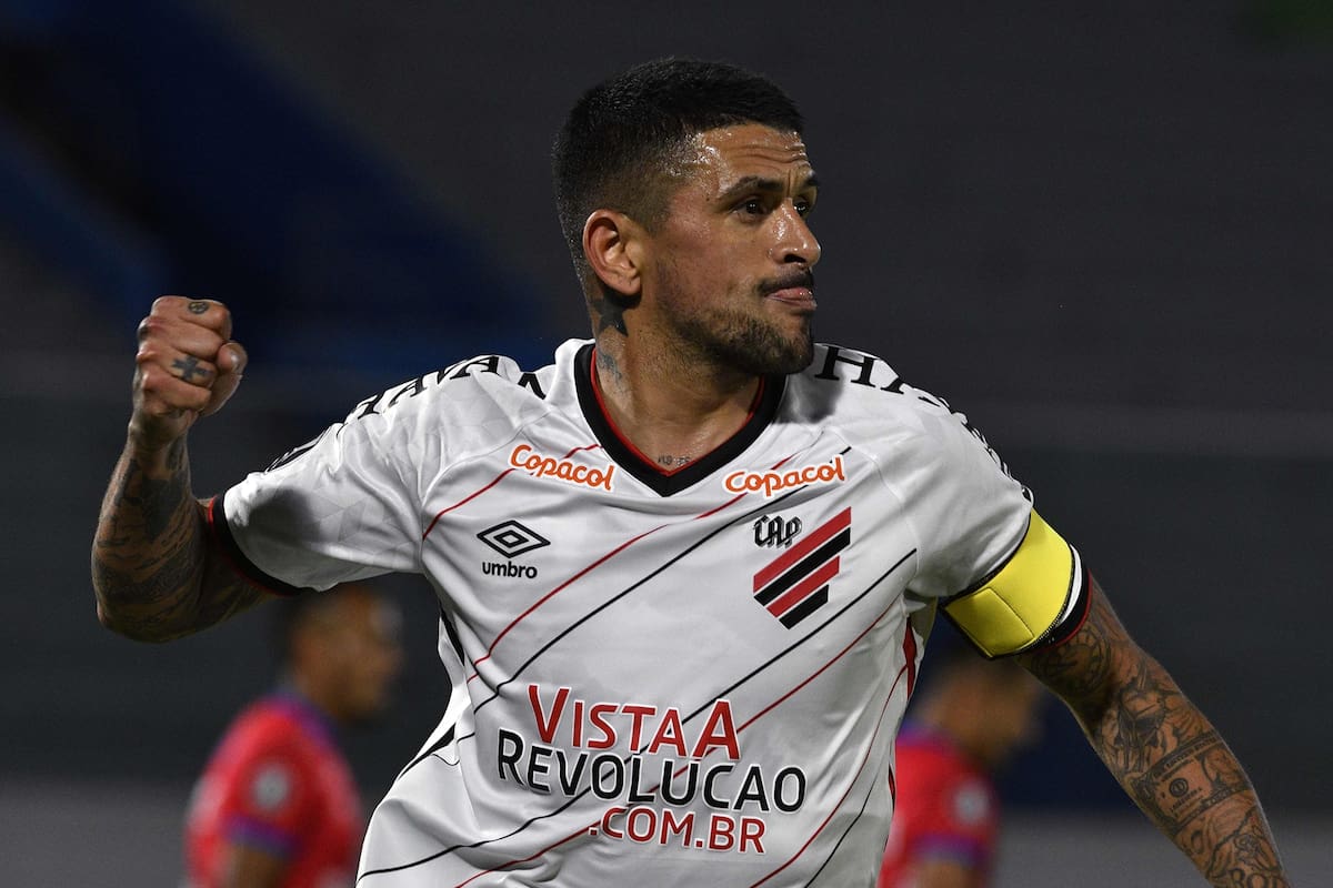 Lucho Gonzalez festeja su gol para Atletico Paranaense