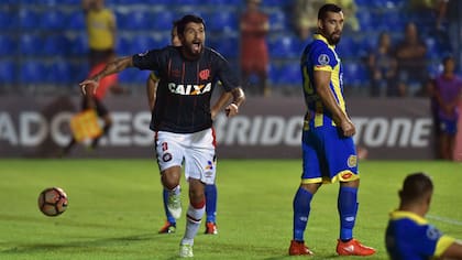 Lucho González hizo el gol del triunfo para Atlético Paranaense