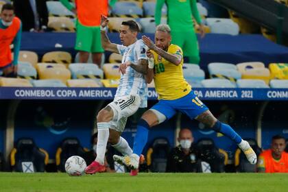 Luchó, peleó y hasta se citó en la cancha con Neymar: fútbol y sudor aportó Di María (AP Photo/Bruna Prado)