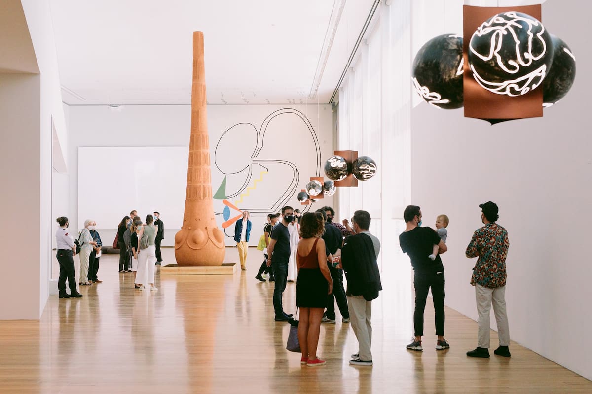 Luchona, escultura de Gabriel Chaile en la muestra Pes de Barro, curada por Chus Martínez y Filipa Ramos en la Galería Municipal do Porto
