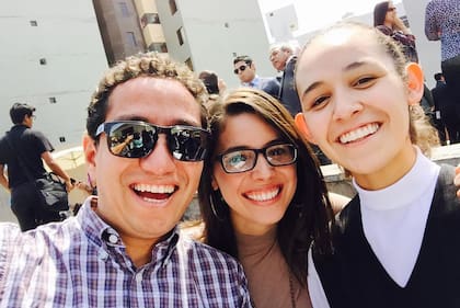 Lucía (a la derecha) en la época cuando estaba en la casa de formación religiosa