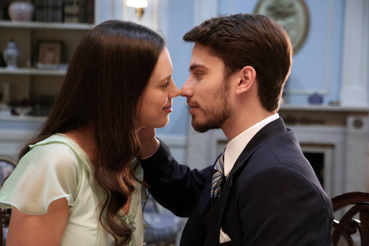 Lucía acepta el anillo de compromiso que le da Bruno.