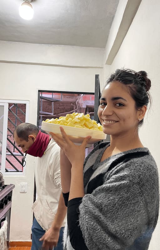 Lucía ayudando en el comedor