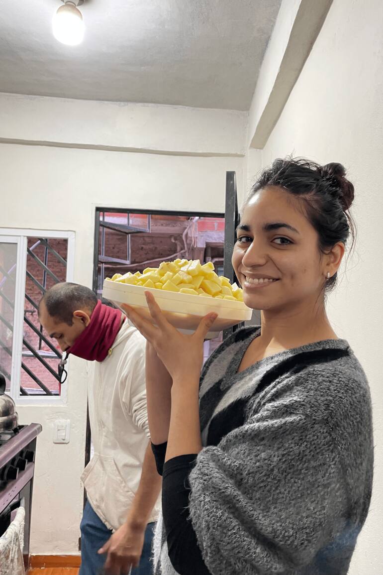 Lucía ayudando en el comedor