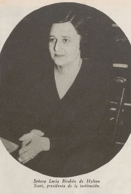 Lucía Birabén de Hylton Scott, presidente del Club de Madres de Buenos Aires, fundado en 1908, organizó una Semana de la Madre que comenzó el lunes 13 y culminó el domingo 19, tercer domingo del mes. Lucía propuso una celebración centrada en la vida familiar