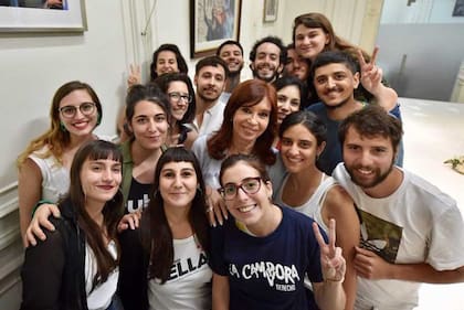Lucía Cámpora, a la izquierda de Cristina, en un encuentro de la expresidenta con la FUBA