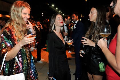 Lucía Celasco y sus amigas en la fiesta en el Hipódromo Argentino.