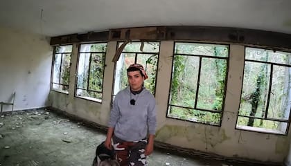 Lucía compró una casa centenaria por 6000 euros y la restaura para convertirla en su hogar (Captura: YouTube @hilux_aventura)