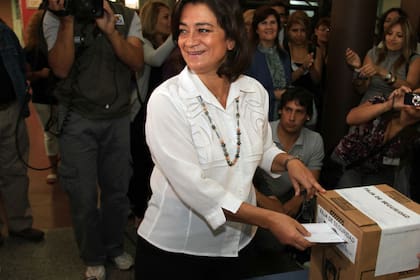Con el respaldo de su sucesor, la exgobernadora Lucía Corpacci, quiere llegar al Senado