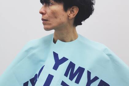 Lucía Cuba diseña indumentaria que presenta performáticamente como forma de activismo