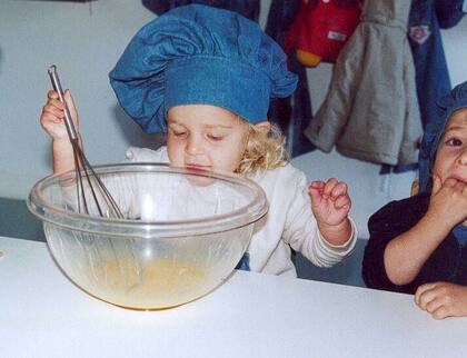 Lucía, de pequeña, sin saber aún todos los momentos inolvidables que iba a vivir gracias a la cocina
