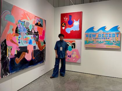 Lucía Evangelista, directora de la galería Moria, con obras de Santiago Paredes