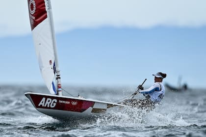 Lucia Falasca compitiendo en Enoshima, donde tienen lugar las regatas de vela de Tokio 2020.