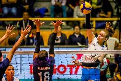 Lucía Fresco remata ante el bloqueo venezolano; las Panteras están a un paso de volver a los Juegos