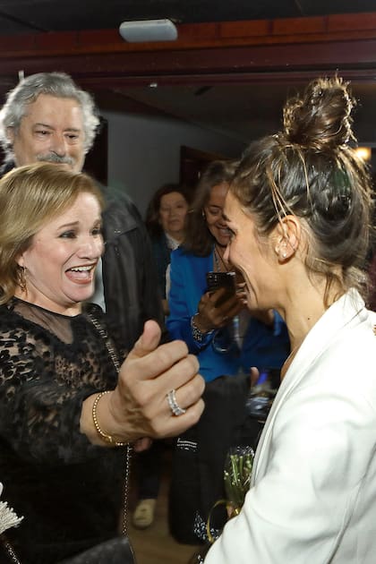 Lucía Galán felicitó a Juana por su trabajo en la obra Tráfico.
