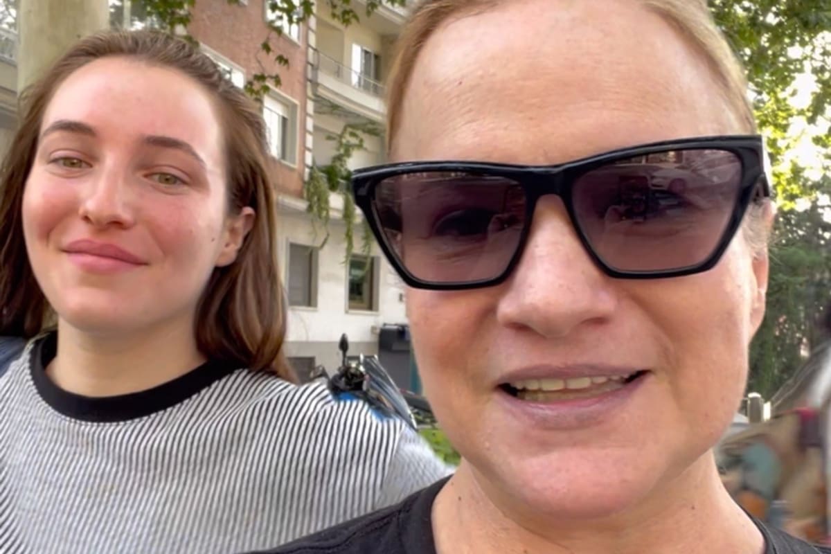 Lucía Galán junto a su hija, por las calles de Madrid