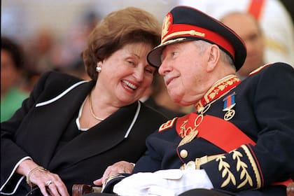 Lucía Hiriart y Pinochet, en 1988, dos años antes de la transición democrática que marcó el final de la dictadura