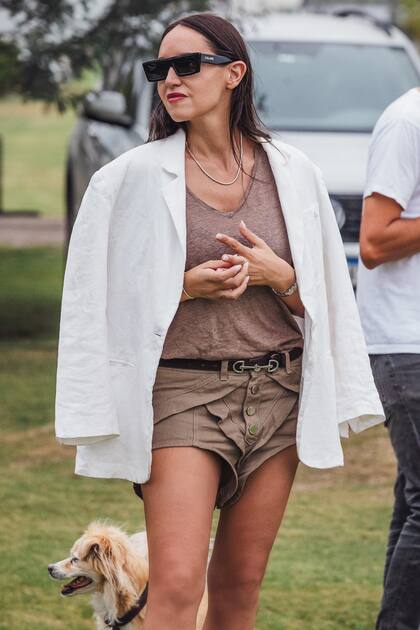 Lucia “Luli” Nini, influencer de moda, eligió un set de remera de algodón y short al que le sumó un blazer de lino cuando bajó el sol