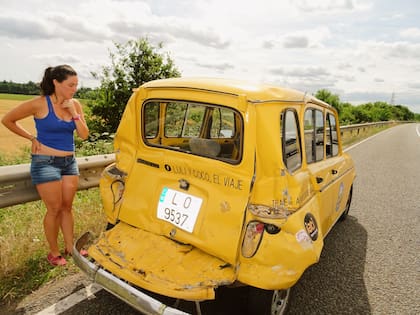 Lucia Mc Cormick junto a la renoleta luego del accidente