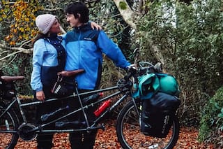 Viaje por Europa: un camión les chocó el auto y siguieron su camino en bicicleta