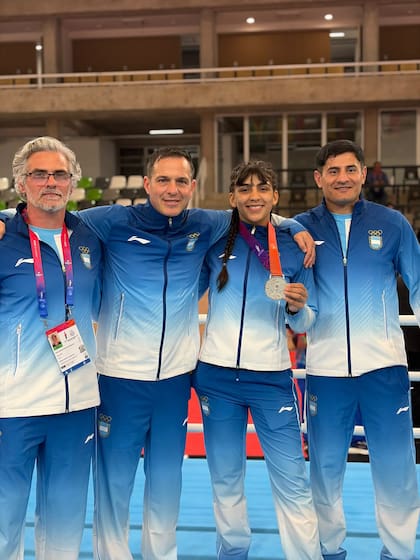 Lucía Muello, con el equipo de trabajo de la selección argentina de boxeo, en los Juegos Suramericanos